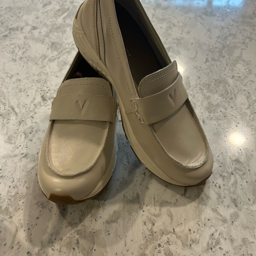 NWOT Vionic Women's Walk Roam Loafer. Size 7.
